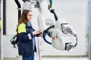 ABB amplia la famiglia dei robot di grandi dimensioni con quattro modelli a risparmio energetico e 22 varianti