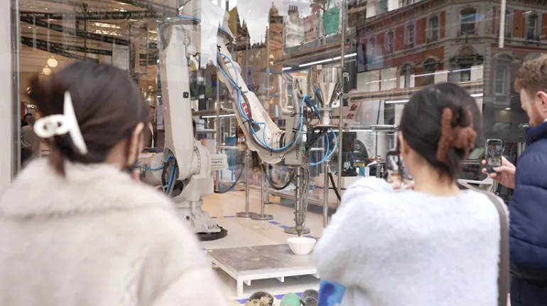 ABB Robotics presso i magazzini Selfridges a Londra, svela il futuro del commercio al dettaglio utilizzando plastica marina riciclata
