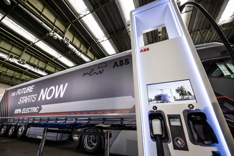 MAN e ABB E-mobility accelerano verso la prossima fase della mobilità elettrica nel trasporto a lungo raggio