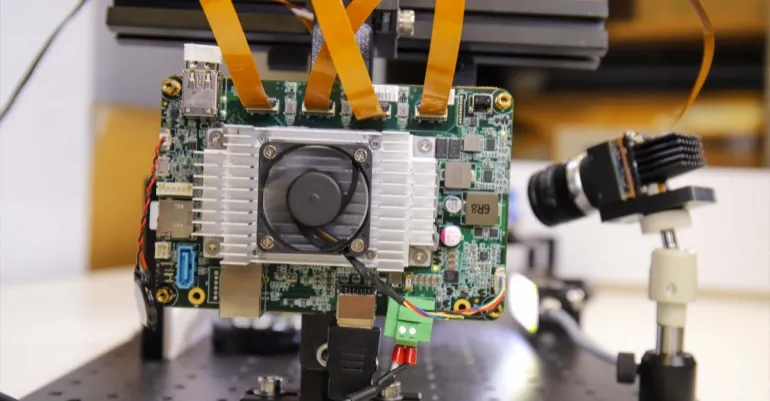 Prototipazione rapida con quattro telecamere streaming montate su una scheda di piccola dimensioni