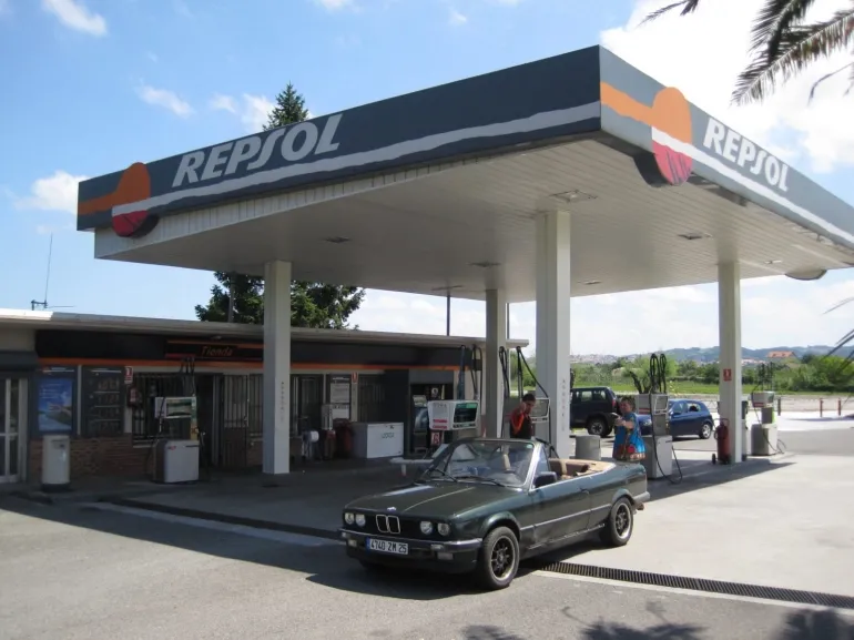 Repsol esce dal mercato italiano dei carburanti: accordo con Tamoil per la cessione della rete