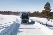 Volvo Trucks testa i camion elettrici alimentati a idrogeno sulle strade pubbliche